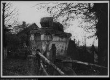 Siemiatycze, brama pałacowa (sfinks)