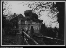 Siemiatycze, brama pałacowa (sfinks)