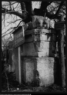 Siemiatycze, brama pałacowa (sfinks)