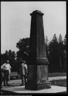 Białowieża, obelisk upamiętniający polowanie z udziałem Augusta III