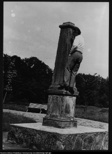 Białowieża, obelisk upamiętniający polowanie z udziałem Augusta III - pomnik obejmuje mgr inż. arch. J. Tryburski
