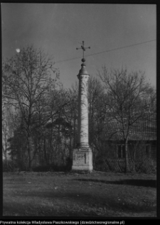 Strabla, słup zakończony r&oacute;żą wiatr&oacute;w