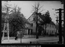Stare Juchy, Pl. 500-lecia (obok restauracja)
