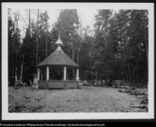 Krynoczka, kapliczka z 1848 r. ze źr&oacute;dełkiem &bdquo;Świętej Wody&rdquo;