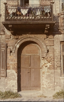 Białystok. Drzwi i balkon [ul. Śledziowa] [Dokument ikonograficzny]