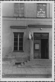 [Wojewódzka i Miejska Biblioteka Publiczna w Białymstoku - wejście główne, 1963]