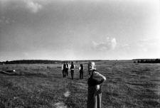 Białoruś. Wieś Gorańcy. Zagroda skrzypka Konstantego Kościuka. W drodze po Kościuka pasącego owce. Kolekcja fotografii dokumentalnej „Losy posłuchane – Białoruś”. [Dokument ikonograficzny]