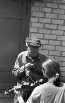 Białoruś. Wieś Gorańcy. Przed domem skrzypka Konstantego Kościuka. Kolekcja fotografii dokumentalnej „Losy posłuchane – Białoruś”. [Dokument ikonograficzny]