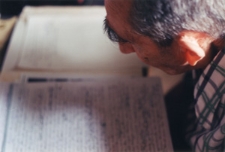 Maurycy Weiss w swoim mieszkaniu. Drohobycz. „Kolekcja fotografii dokumentalnej – Ukraina”. [Dokument ikonograficzny]