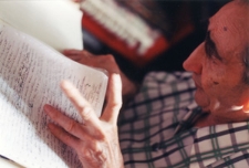 Maurycy Weiss w swoim mieszkaniu. Drohobycz. „Kolekcja fotografii dokumentalnej – Ukraina”. [Dokument ikonograficzny]