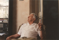 Ukraina. Drohobycz. Alfred Schreyer w swoim mieszkaniu. „Kolekcja fotografii dokumentalnej – Ukraina”. [Dokument ikonograficzny]