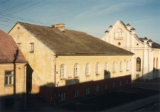 Sejny, ul. Piłsudskiego. Budynek dawnej jesziwy i synagogi. Kolekcja fotografii dokumentalnej – Polska. Pogranicze polsko-litewskie. [Dokument ikonograficzny]