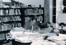 Człowiek Pogranicza 2006 - Bohdan Osadczuk przy biurku. „Kolekcja fotografii dokumentalnej – Ukraina”. [Dokument ikonograficzny]