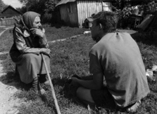 Nowosiółki. Babcia Elizawieta Szczapuk-Jakowliena. „Wo spod haju”. Kolekcja fotografii dokumentalnej „Losy posłuchane – Białoruś”. [Dokument ikonograficzny]