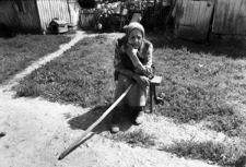 Nowosiółki. Babcia Elizawieta Szczapuk-Jakowliena. „Wo spod haju”. Kolekcja fotografii dokumentalnej „Losy posłuchane – Białoruś”. [Dokument ikonograficzny]