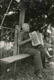 Portret mężczyzny. Wieś Krzywólka. Wykonane podczas podróży do wiosek polskich nad Bugiem. Kolekcja fotografii dokumentalnej – Losy posłuchane. Wioski pogranicza polsko-ukraińskiego w Polsce nad Bugiem. [Dokument ikonograficzny]