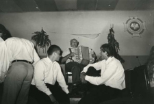 Zabawa w Matiaszówce. Wykonane podczas podróży do wiosek polskich nad Bugiem. Kolekcja fotografii dokumentalnej – Losy posłuchane. Wioski pogranicza polsko-ukraińskiego w Polsce nad Bugiem. [Dokument ikonograficzny]