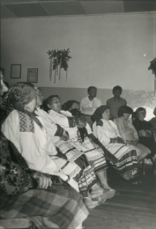 Zabawa w Matiaszówce. Wykonane podczas podróży do wiosek polskich nad Bugiem. Kolekcja fotografii dokumentalnej – Losy posłuchane. Wioski pogranicza polsko-ukraińskiego w Polsce nad Bugiem. [Dokument ikonograficzny]