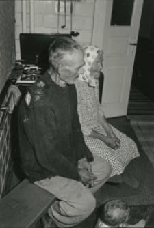 Spotkanie. Wykonane podczas podróży do wiosek polskich nad Bugiem. Kolekcja fotografii dokumentalnej – Losy posłuchane. Wioski pogranicza polsko-ukraińskiego w Polsce nad Bugiem. [Dokument ikonograficzny]