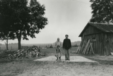 Spotkanie. Wykonane podczas podróży do wiosek polskich nad Bugiem. Kolekcja fotografii dokumentalnej – Losy posłuchane. Wioski pogranicza polsko-ukraińskiego w Polsce nad Bugiem. [Dokument ikonograficzny]