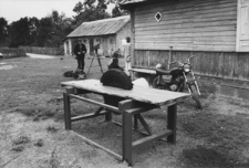 Spotkanie. Wykonane podczas podróży do wiosek polskich nad Bugiem. Kolekcja fotografii dokumentalnej – Losy posłuchane. Wioski pogranicza polsko-ukraińskiego w Polsce nad Bugiem. [Dokument ikonograficzny]