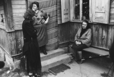 Spotkanie. Wykonane podczas podróży do wiosek polskich nad Bugiem. Kolekcja fotografii dokumentalnej – Losy posłuchane. Wioski pogranicza polsko-ukraińskiego w Polsce nad Bugiem. [Dokument ikonograficzny]