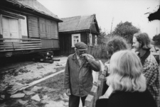 Spotkanie. Wykonane podczas podróży do wiosek polskich nad Bugiem. Kolekcja fotografii dokumentalnej – Losy posłuchane. Wioski pogranicza polsko-ukraińskiego w Polsce nad Bugiem. [Dokument ikonograficzny]