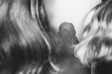 Spotkanie. Wykonane podczas podróży do wiosek polskich nad Bugiem. Kolekcja fotografii dokumentalnej – Losy posłuchane. Wioski pogranicza polsko-ukraińskiego w Polsce nad Bugiem. [Dokument ikonograficzny]