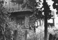 Opuszczone domy Markucie. Kolekcja fotografii dokumentalnej „Losy posłuchane – Białoruś”. [Dokument ikonograficzny]
