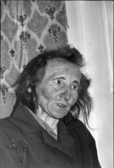 Baba. Polska. Choroszczynka. Wykonane podczas podróży do wiosek polskich nad Bugiem. Kolekcja fotografii dokumentalnej – Losy posłuchane. Wioski pogranicza polsko-ukraińskiego w Polsce nad Bugiem. [Dokument ikonograficzny]