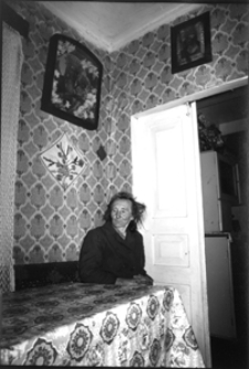 Baba. Polska. Choroszczynka. Wykonane podczas podróży do wiosek polskich nad Bugiem. Kolekcja fotografii dokumentalnej – Losy posłuchane. Wioski pogranicza polsko-ukraińskiego w Polsce nad Bugiem. [Dokument ikonograficzny]