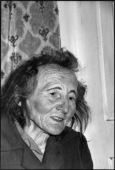 Baba. Polska. Choroszczynka. Wykonane podczas podróży do wiosek polskich nad Bugiem. Kolekcja fotografii dokumentalnej – Losy posłuchane. Wioski pogranicza polsko-ukraińskiego w Polsce nad Bugiem. [Dokument ikonograficzny]