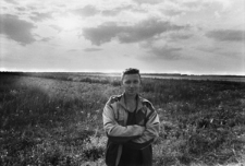 Portret. Mieszkaniec wiosek w okolicach Lidy. Gospodarstwo. Kolekcja fotografii dokumentalnej „Losy posłuchane – Białoruś”. [Dokument ikonograficzny]