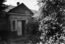 Opuszczone domy , okolice Mancewicz. Kolekcja fotografii dokumentalnej „Losy posłuchane – Białoruś”. [Dokument ikonograficzny]