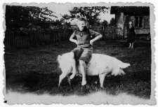 Białoruś. Wieś Serafiny. Fotografia z albumu rodzinnego Malwiny Mikuć (ur. 1920). Kolekcja fotografii archiwalnej – Losy posłuchane - Białoruś. [Dokument ikonograficzny]