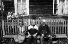 Białoruś. Glinicze. J&oacute;zef Gabis z sąsiadami. Kolekcja fotografii dokumentalnej &bdquo;Losy posłuchane &ndash; Białoruś&rdquo;. [Dokument ikonograficzny]
