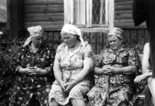 Białoruś. Glinicze. Wdowa po zmarłym. Kolekcja fotografii dokumentalnej „Losy posłuchane – Białoruś”. [Dokument ikonograficzny]