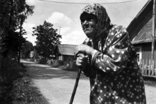 Białoruś. Mantuny. Babcia. Kolekcja fotografii dokumentalnej „Losy posłuchane – Białoruś”. [Dokument ikonograficzny]