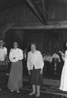 Choroszczynka. Zabawa w remizie. Wykonane podczas podróży do wiosek polskich nad Bugiem. Kolekcja fotografii dokumentalnej – Losy posłuchane. Wioski pogranicza polsko-ukraińskiego w Polsce nad Bugiem. [Dokument ikonograficzny]