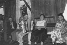 Choroszczynka. Zabawa w remizie. Wykonane podczas podróży do wiosek polskich nad Bugiem. Kolekcja fotografii dokumentalnej – Losy posłuchane. Wioski pogranicza polsko-ukraińskiego w Polsce nad Bugiem. [Dokument ikonograficzny]