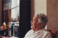 Ukraina. Drohobycz. Alfred Schreyer w swoim mieszkaniu. „Kolekcja fotografii dokumentalnej – Ukraina”. [Dokument ikonograficzny]