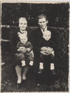 Białoruś. Wieś Markucie. Fotografia z albumu rodzinnego Bernardy Połujan. Kolekcja fotografii archiwalnej – Losy posłuchane - Białoruś. [Dokument ikonograficzny]