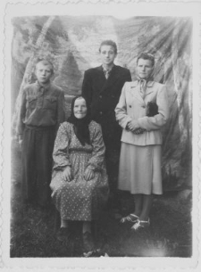 Białoruś. Wieś Ładyga. Fotografia z albumu rodzinnego Stanisławy Trusiłło (ur. 1925, Wasiliszki)