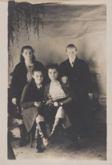 Białoruś. Wieś Arcisze. Fotografia z albumu rodzinnego Władzi Kirwiel (ur. 1926). Kolekcja fotografii archiwalnej – Losy posłuchane - Białoruś. [Dokument ikonograficzny]