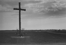 Białoruś. Okolice wsi Oleszkowce. Krzyż przydrożny. Kolekcja fotografii dokumentalnej „Losy posłuchane – Białoruś”. [Dokument ikonograficzny]