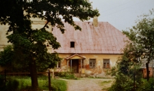 Sejny, ul. Ogrodowa. Budynek Starej Poczty Polskiej. Obecnie Dom Pogranicza. Kolekcja fotografii dokumentalnej – Polska. Pogranicze polsko-litewskie. [Dokument ikonograficzny]