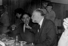 Litwa. Po wernisażu wystawy malarstwa Andrzeja Strumiłły „Psalmy” w Synagodze w Kownie. Kolekcja fotografii dokumentalnej – Litwa. [Dokument ikonograficzny]