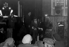 Litwa. Po wernisażu wystawy malarstwa Andrzeja Strumiłły „Psalmy” w Synagodze w Kownie. Kolekcja fotografii dokumentalnej – Litwa. [Dokument ikonograficzny]