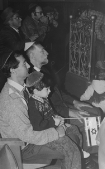 Litwa. Po wernisażu wystawy malarstwa Andrzeja Strumiłły „Psalmy” w Synagodze w Kownie. Kolekcja fotografii dokumentalnej – Litwa. [Dokument ikonograficzny]