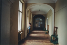 Drohobycz. W budynku byłego Państwowego Gimnazjum im. Władysława Jagiełły. „Kolekcja fotografii dokumentalnej – Ukraina”. [Dokument ikonograficzny]